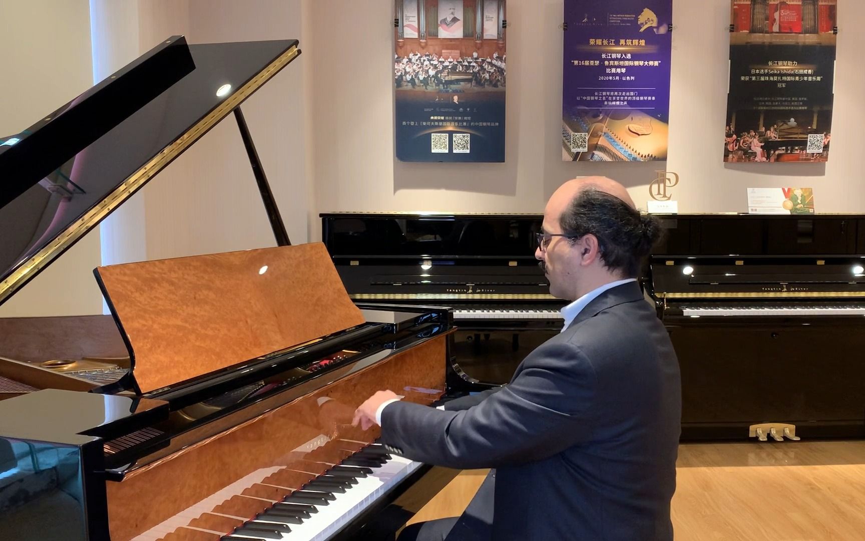 俄罗斯钢琴家安德烈·伊万诺维奇(andrei ivanovich)试弹长江钢琴v48
