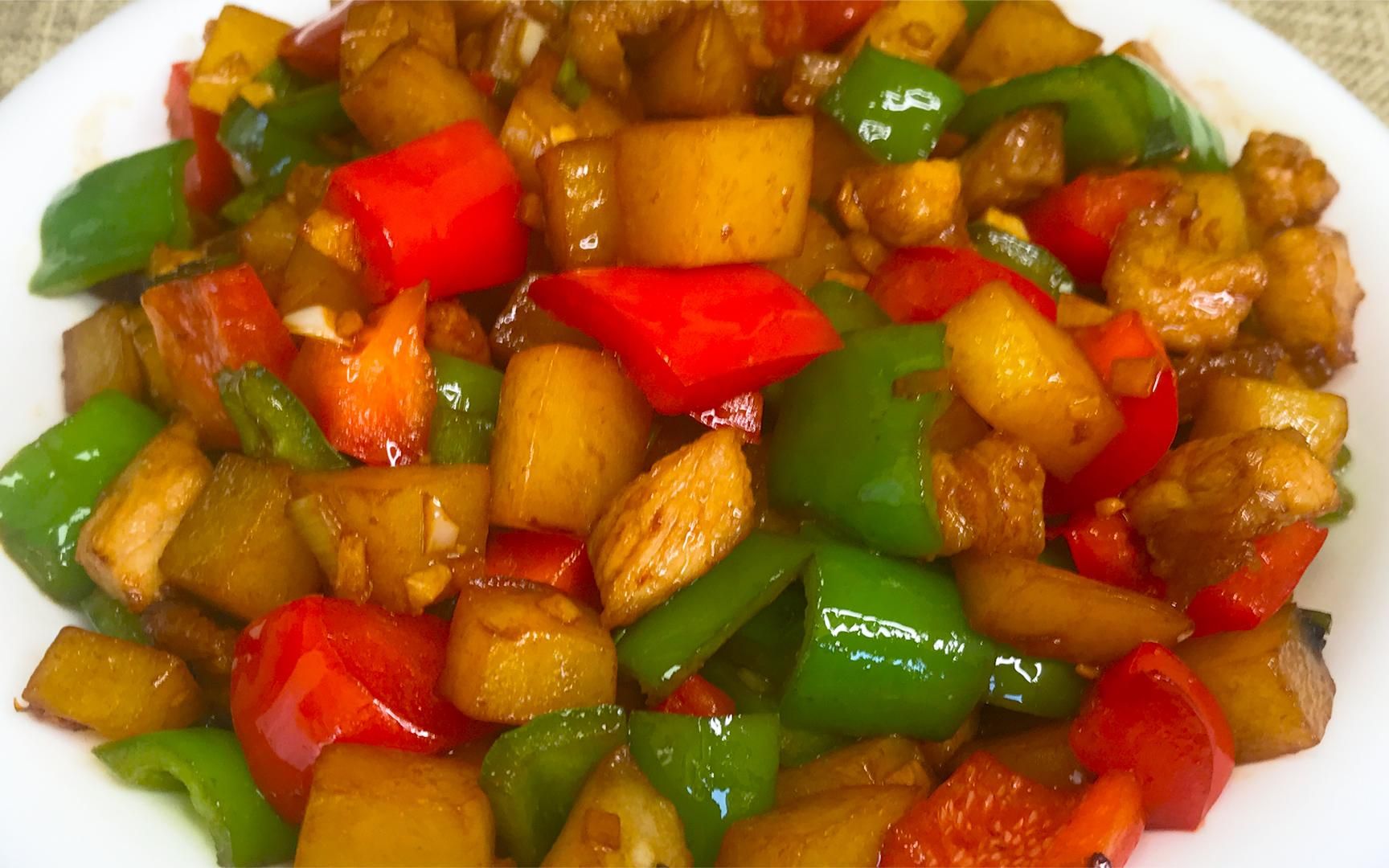 土豆丁这样做真好吃,学会后招待客人必备菜,比红烧肉受欢迎