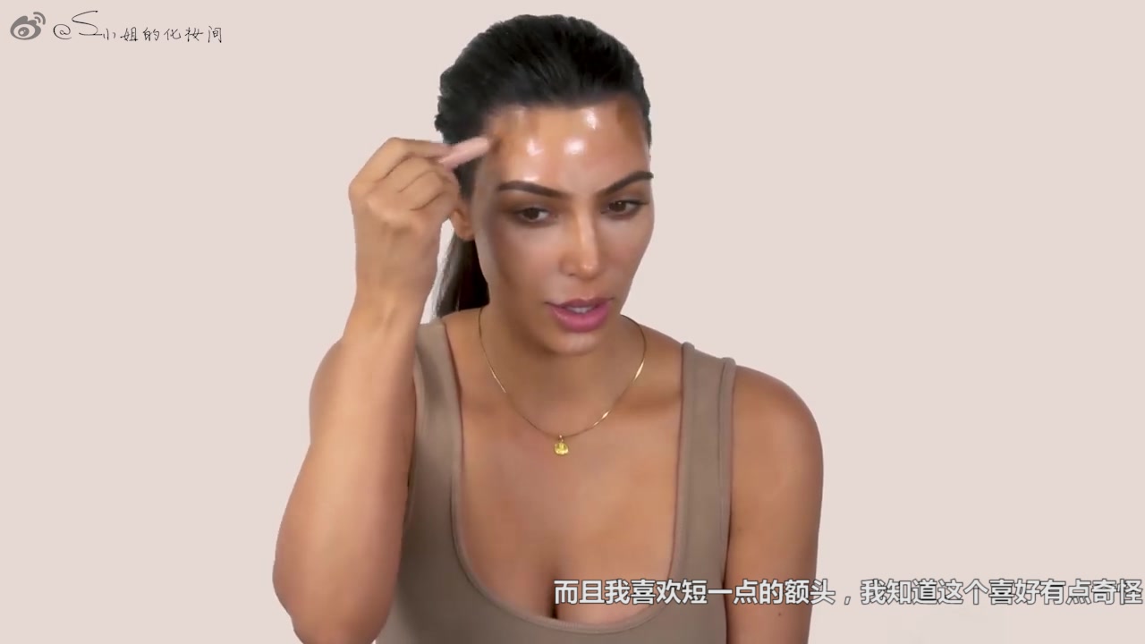 [图]【中文字幕】金卡戴珊亲自化妆给你看~Kim Does Her Own Makeup