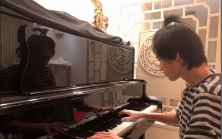 宋亚轩溯如何高级地弹钢琴即兴