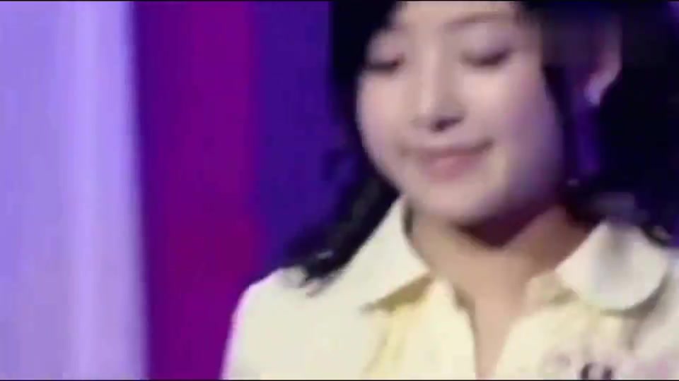 [图]2004超级女声：张含韵参加选秀一曲《卡布奇诺》, 评委大赞真可爱！