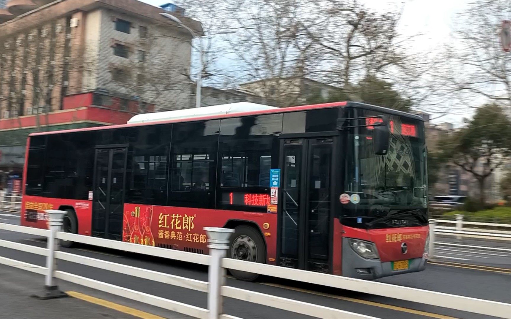 镇江公交1路 bj6105evca-15 行驶在解放路上