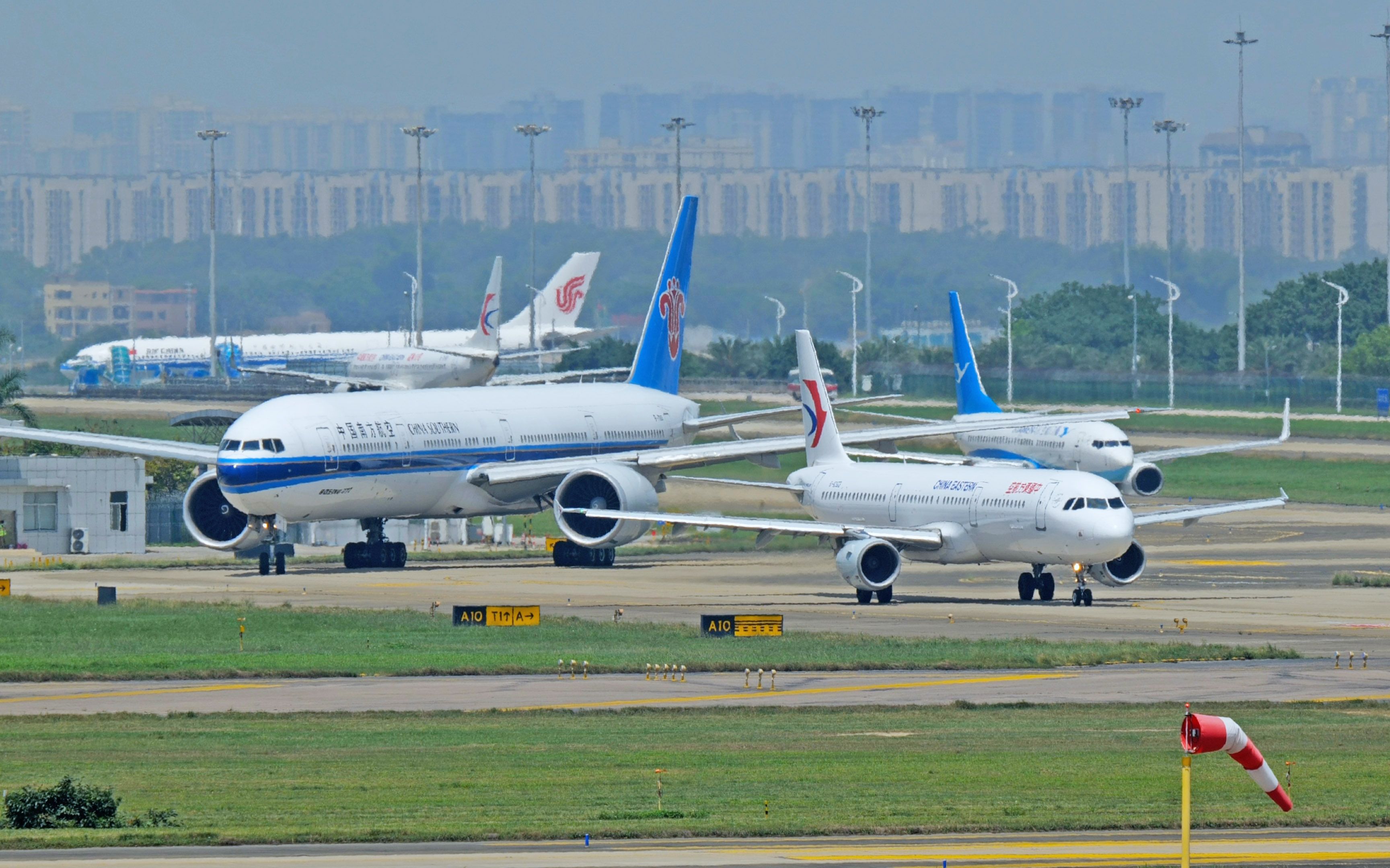 体型差别,大飞机和小飞机,在排队等起飞