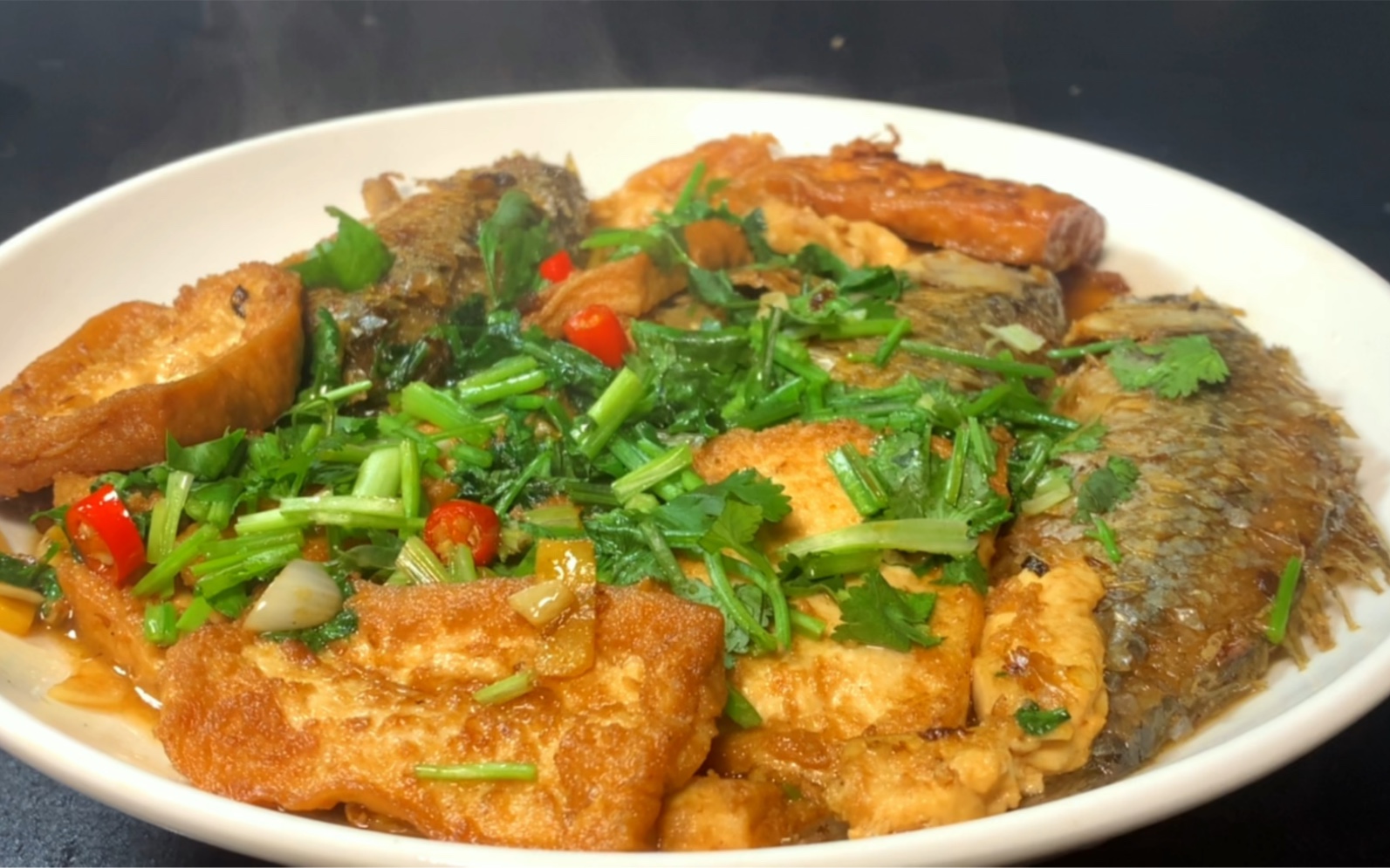 鲫鱼烧豆腐这样做绝了,鱼肉鲜嫩入味,色泽红亮,好吃又下饭