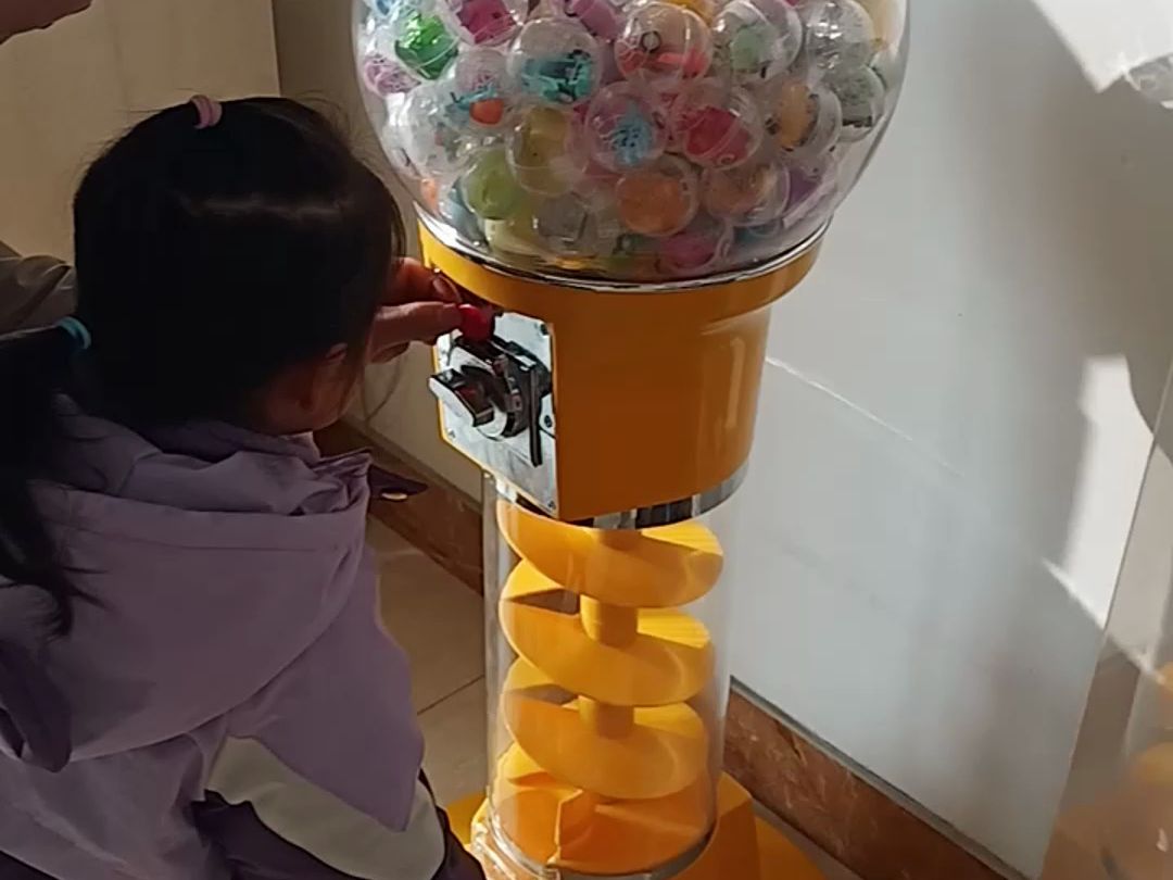 今日快乐分享看完牙后玩扭蛋机的小朋友