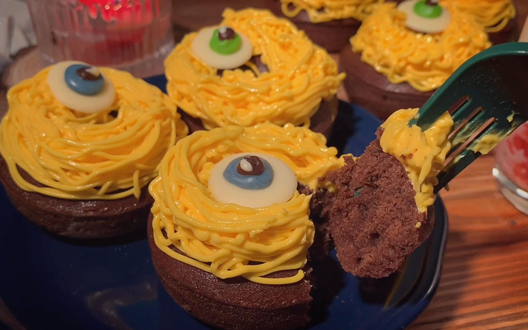 【卡通点心】迷你烤箱制作独眼小怪兽可可甜甜甜圈||making a one