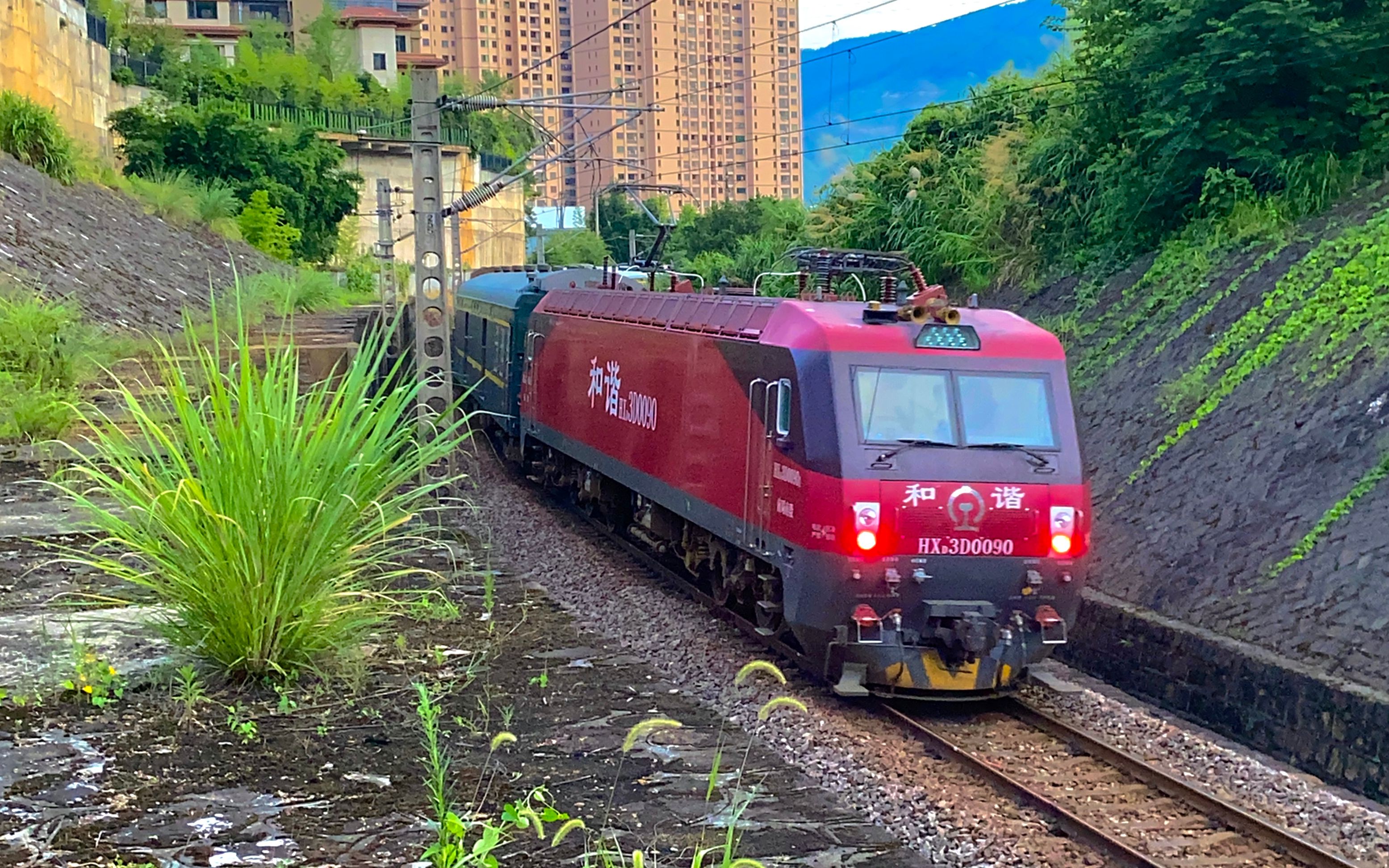 和谐电3d一般牵引k30次驶出建瓯站