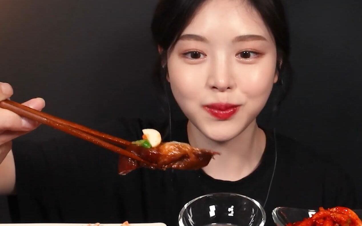 【大口吃播】boki 猪蹄肉配上荞麦凉面各种配菜冰可乐!