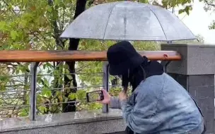 Скачать видео: 一个人下雨天试试这样拍情绪小短片 ！