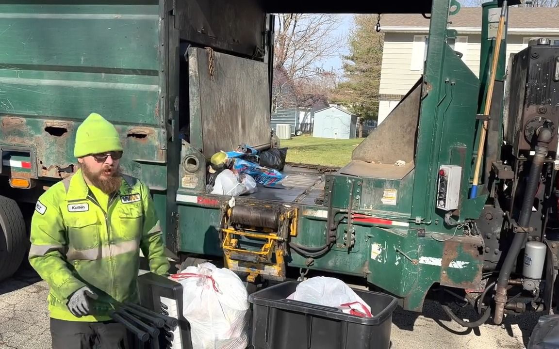 美国侧装式垃圾回收车在社区工作