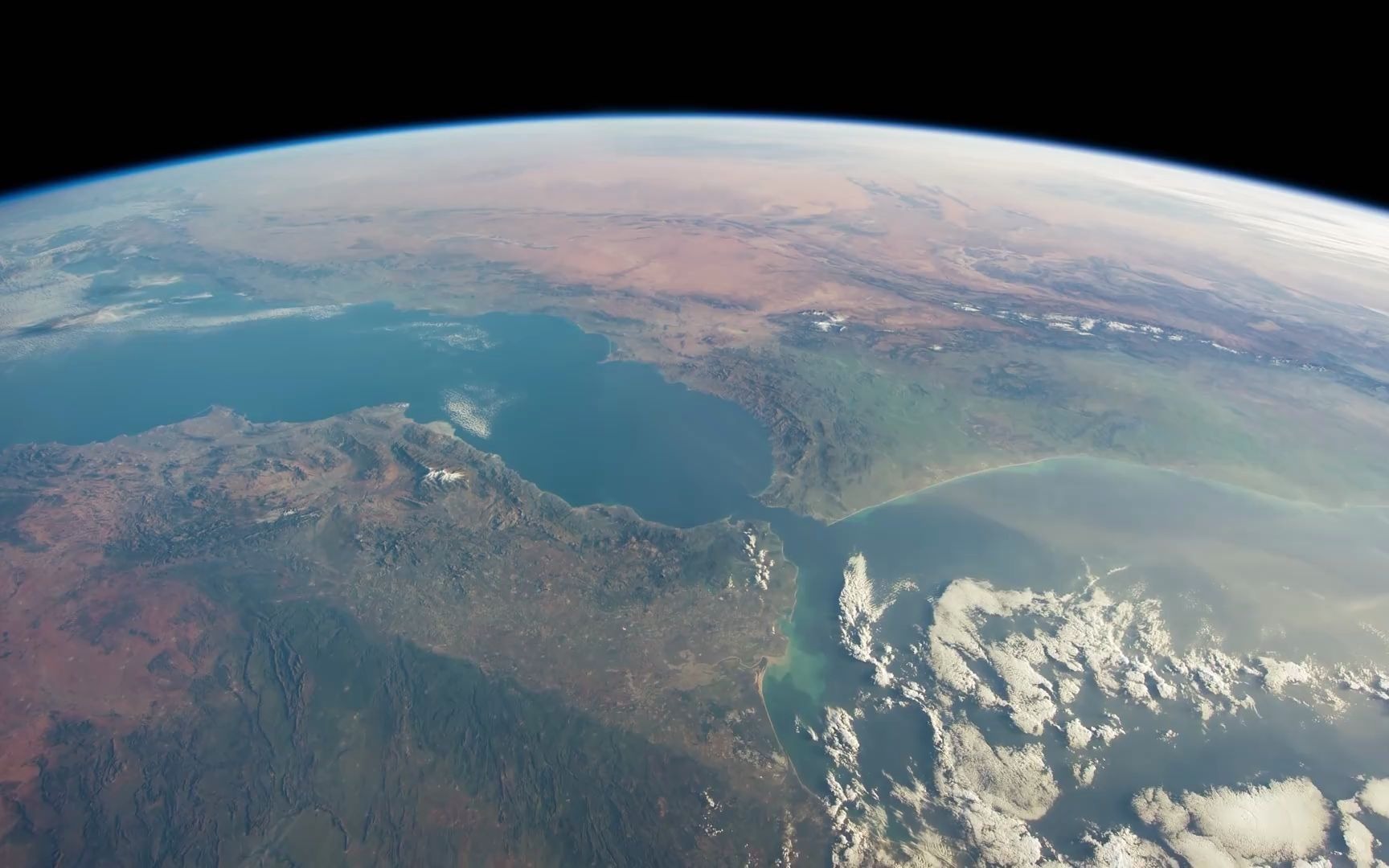 震撼壮观!地球美景《orbit - a journey around earth in real time》