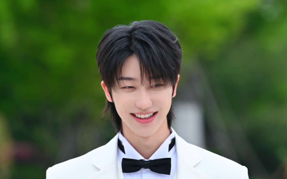 【徐明浩】穿白色西装好像要结婚了一样 这是青春环游记里的一个造型