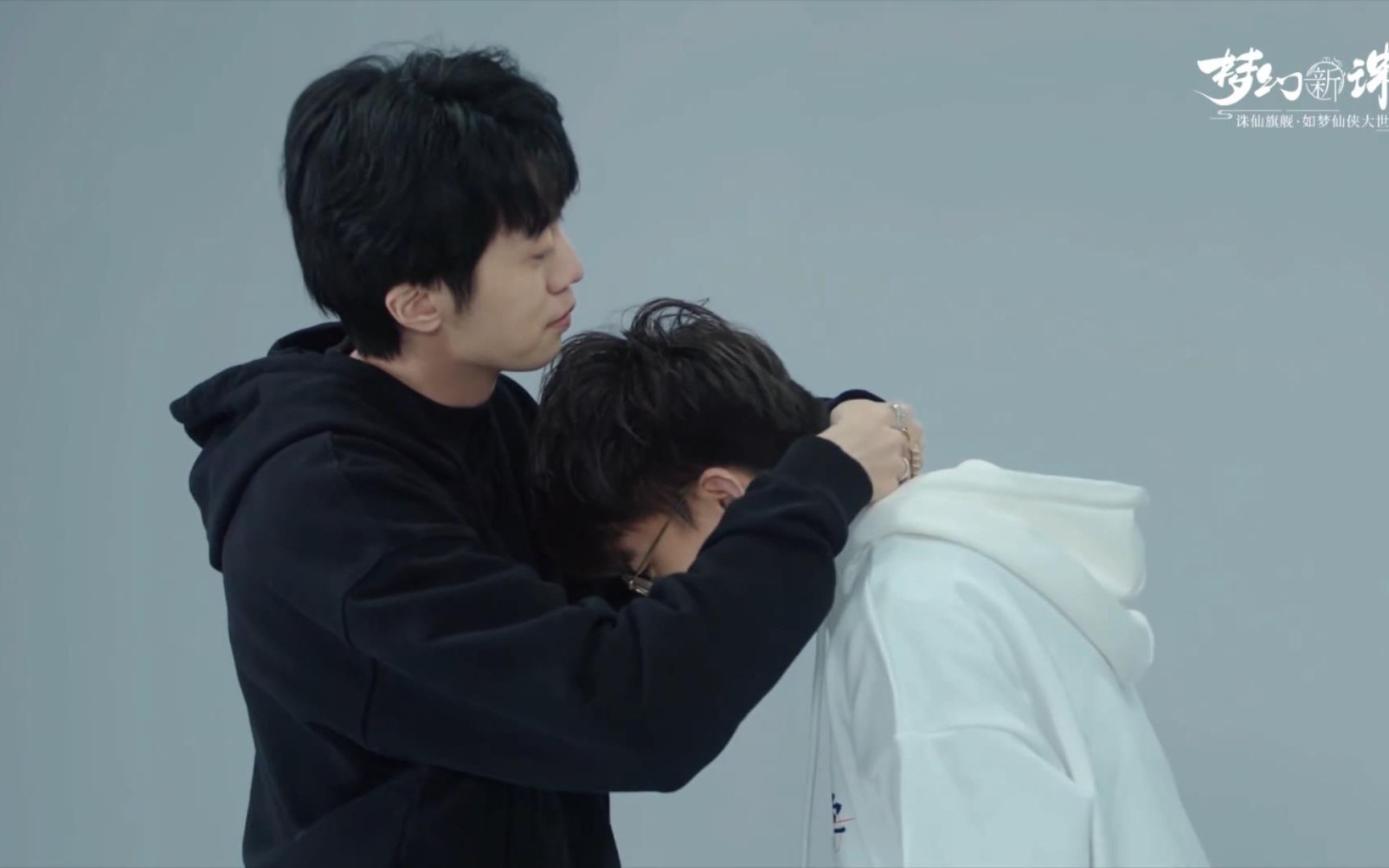 【姜云升】【毕导】 姜云升给毕导戴项链!