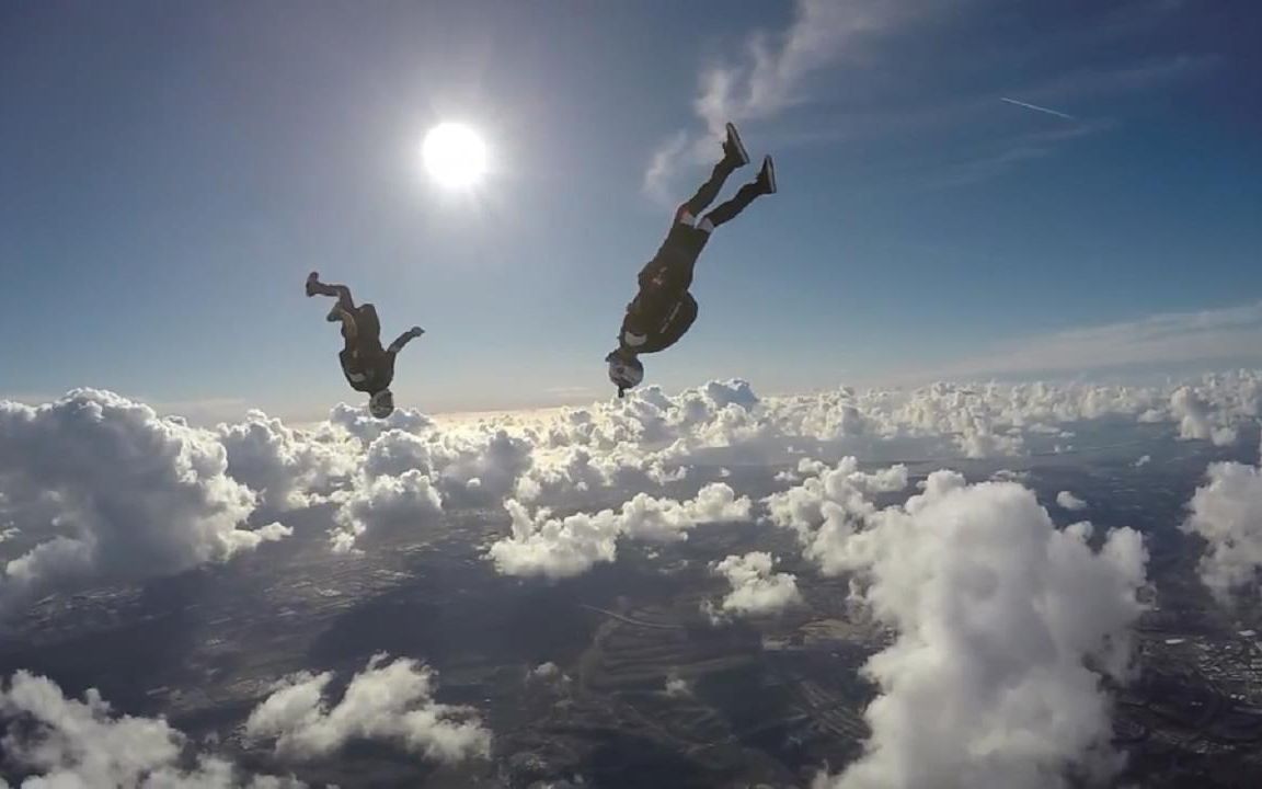 慢动作下的跳伞飞一般的感觉慢镜头让跳伞变得不那么的可怕让人感受到