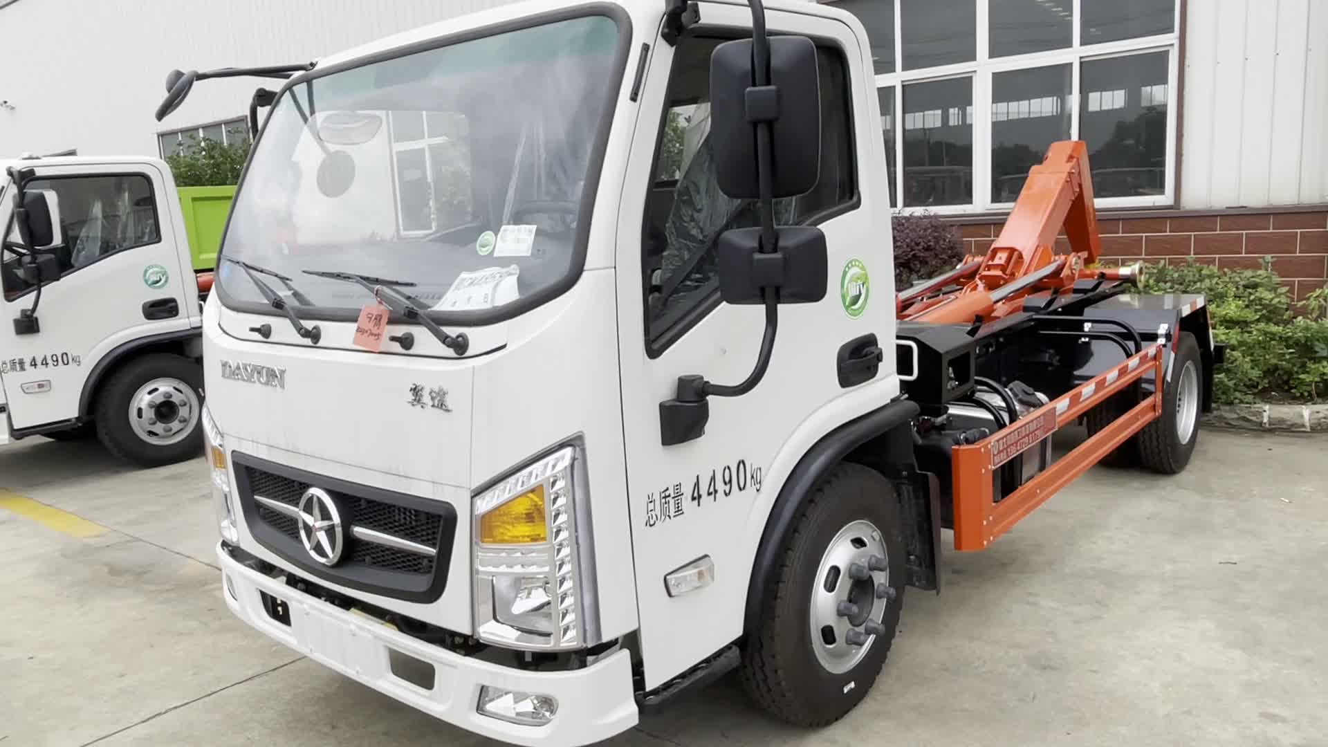 大运翼途国六蓝牌8-10吨勾臂垃圾车配6方生活装修垃圾箱 一车多箱