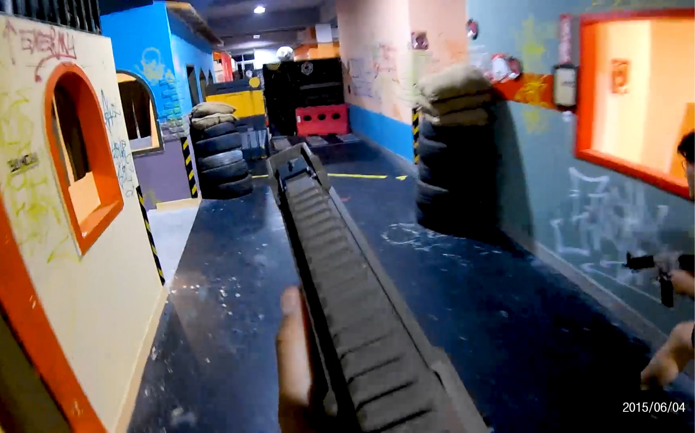 温州真人cs室内水弹场地日常玩耍