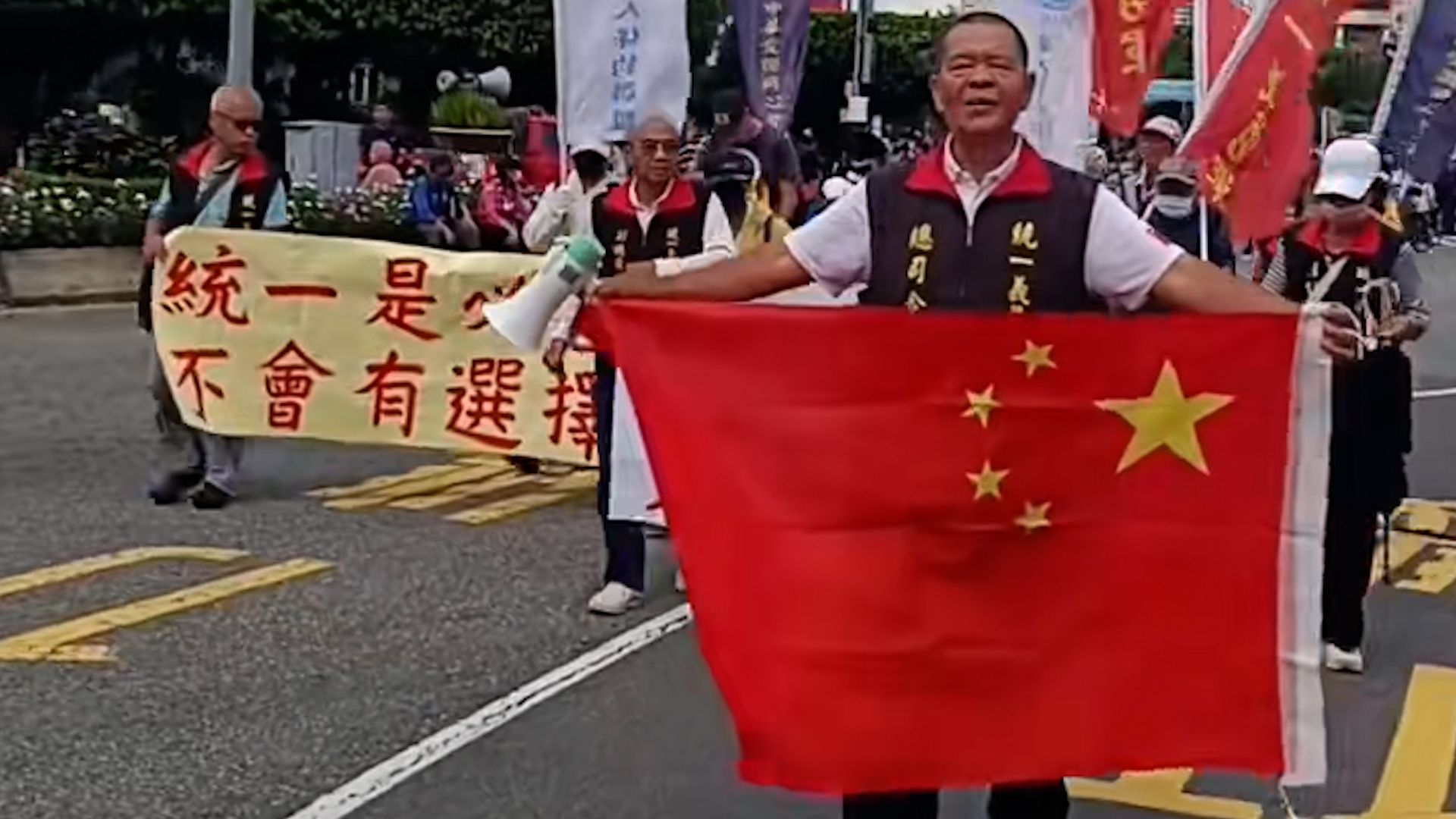 辛亥革命纪念日当天，台民众在台北街头高喊要统一！台湾的祖国就是中国