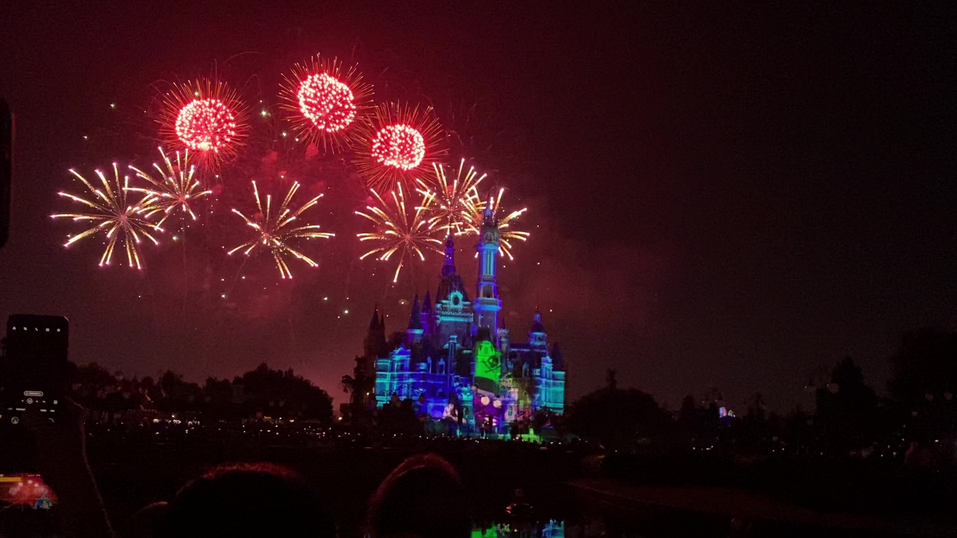 上海迪士尼城堡灯光秀烟花