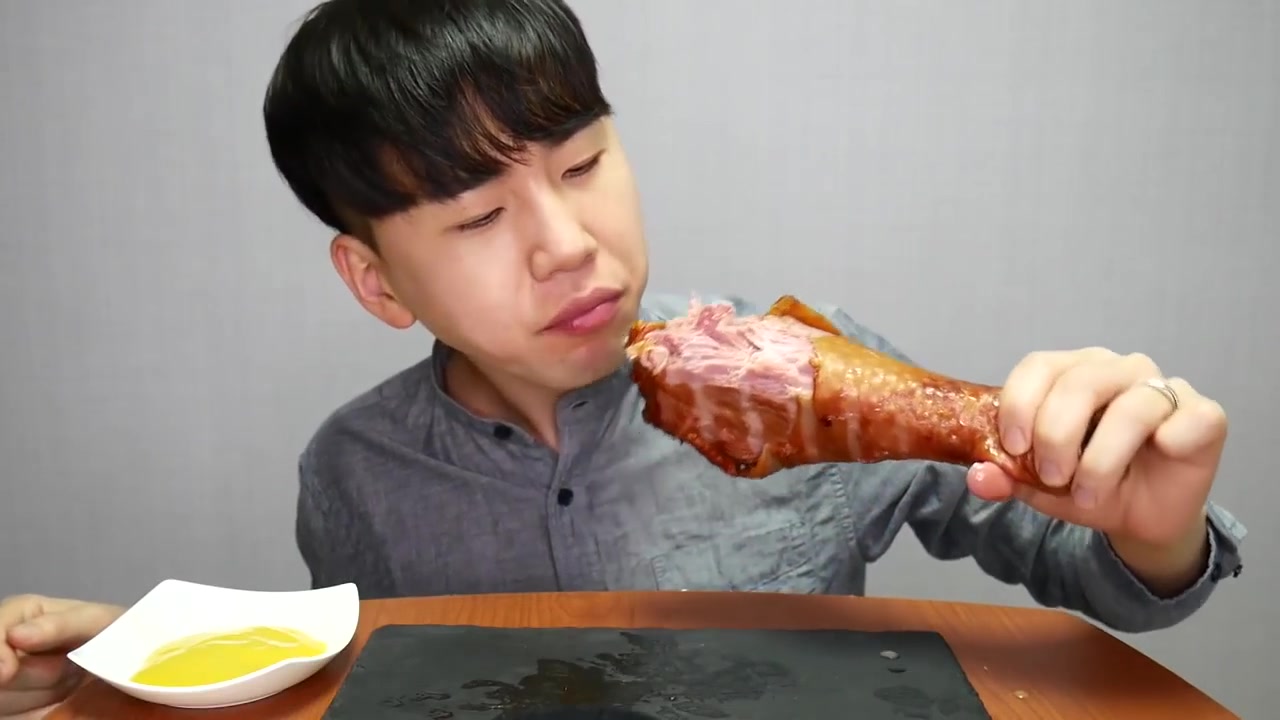 韩国吃播donam小哥,吃超大火鸡腿,大口大口的往嘴里塞,看着就有食欲