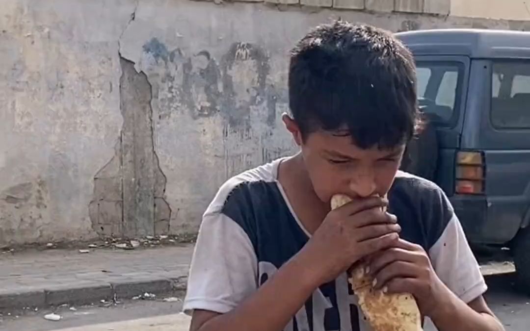 两个星期前在叙利亚的街头,看到一个捡垃圾的小男孩被打!