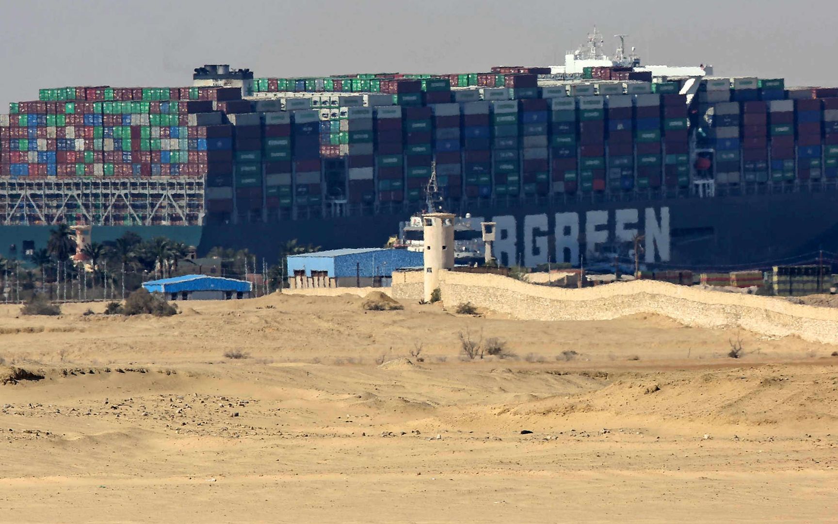 埃及将向堵塞苏伊士运河货轮索赔10亿美元