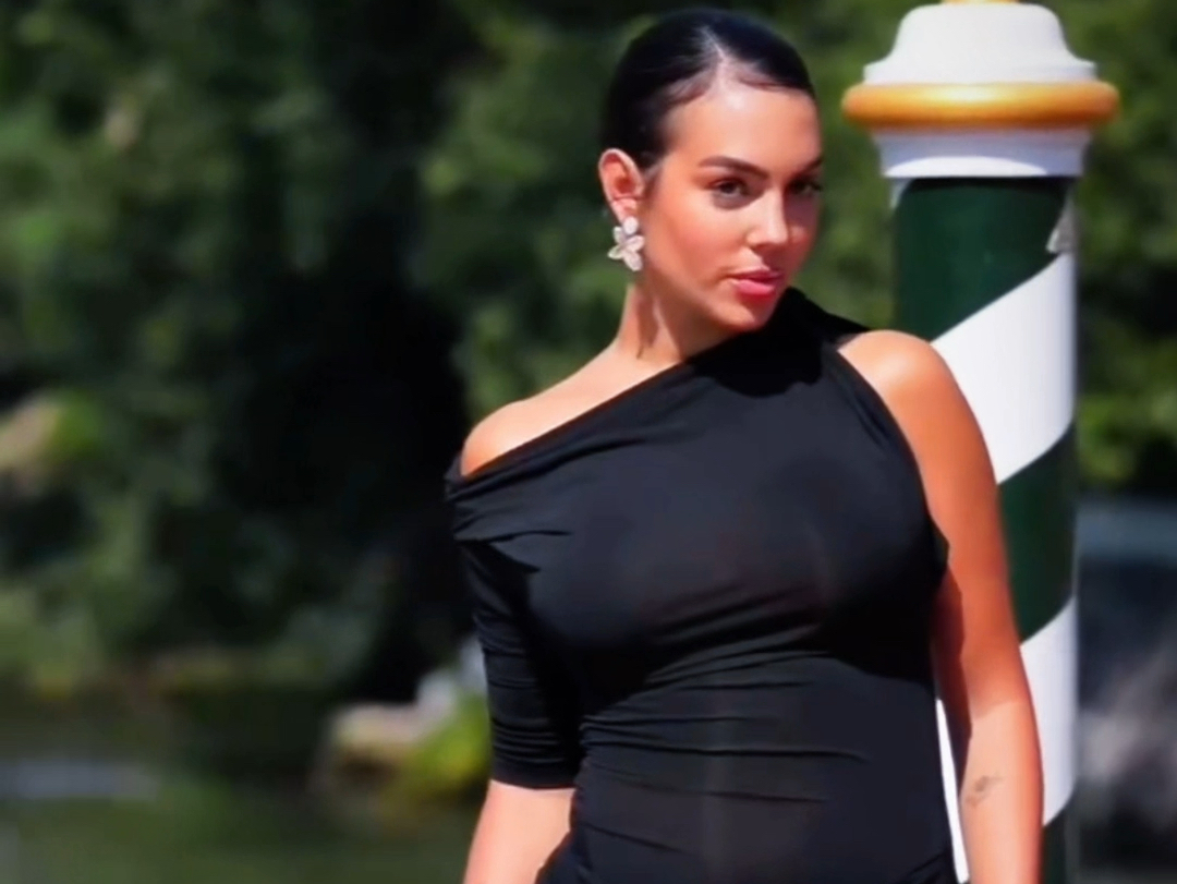 c罗女友乔治娜出席威尼斯电影节,短裙大秀美腿