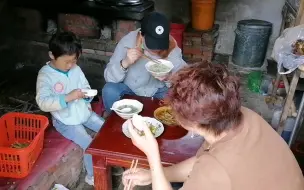 Скачать видео: 小糯米和爸爸妈妈在一起玩得就是开心，饭也比平时多吃了