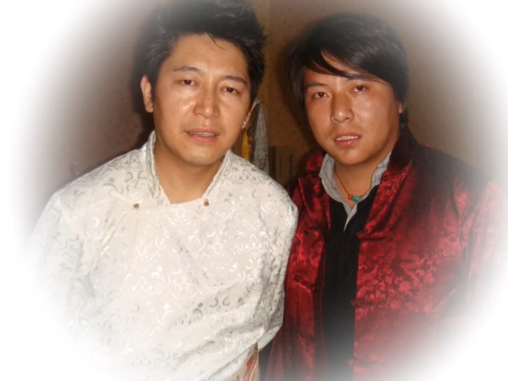 藏族歌手根呷和次仁