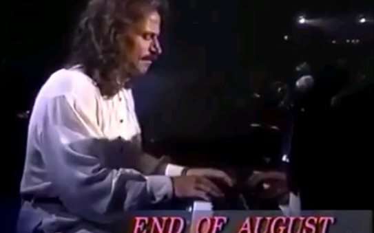 [图]雅尼（Yanni）钢琴&乐队演奏《The end of August 八月之末》。