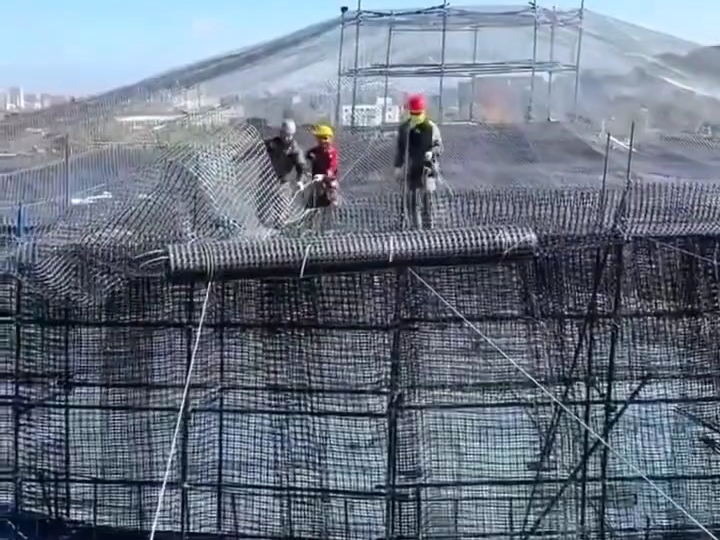 俄罗斯加强石油炼厂防无人机攻击防护面对持续不断的无人机威胁，俄罗斯正在加强关键石油基础设施周边的防御措施，在储油罐和炼油设施周围安装金属防护网。