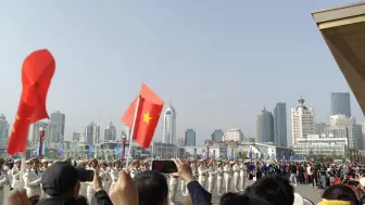 Video herunterladen: 海军军乐行进表演片段（4）--军乐联奏