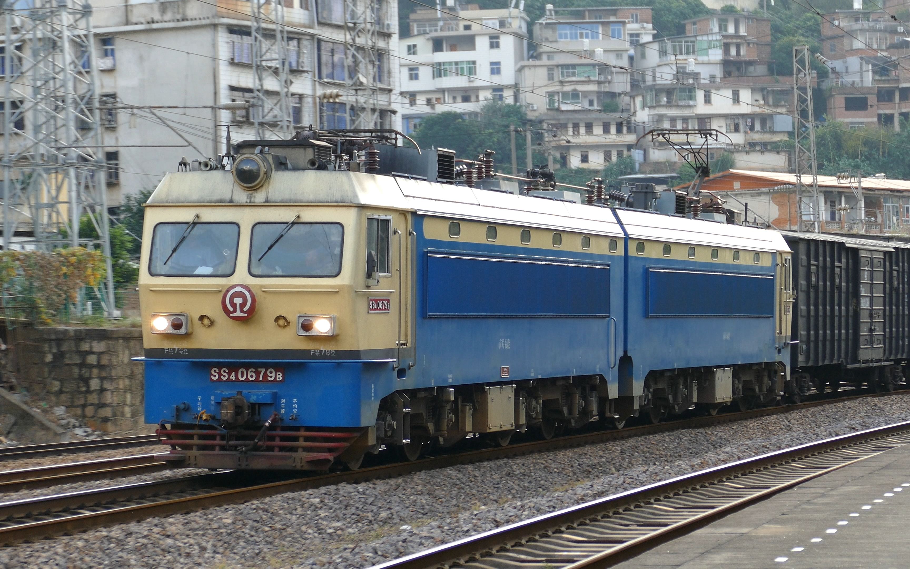 【鹰厦铁路】ss4-0679牵引货列通过落日余晖的华安站