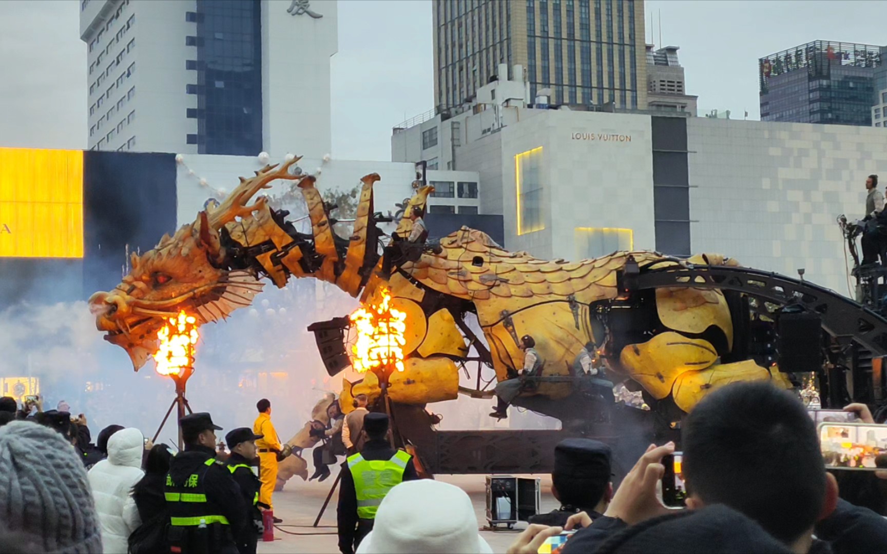 杭州武林广场"龙马精神"表演,细节做的是真不错