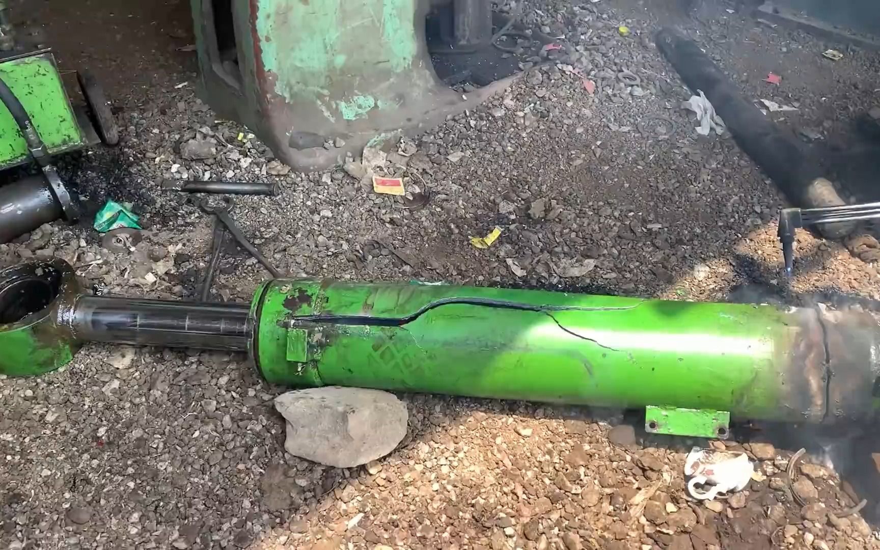 修复损坏的液压油缸,如何修理损坏的挖掘机液压油缸!