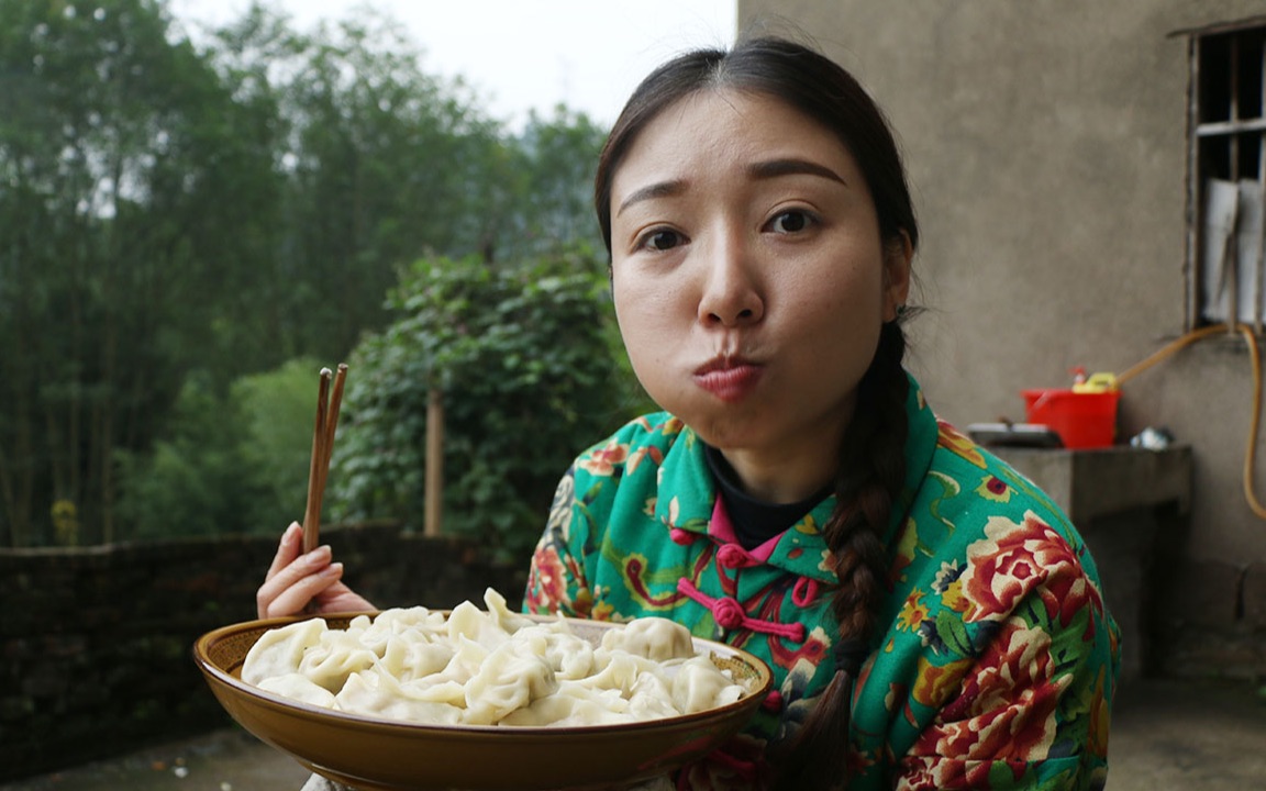 「包饺子」妹子一次吃40个饺子,是什么体验?