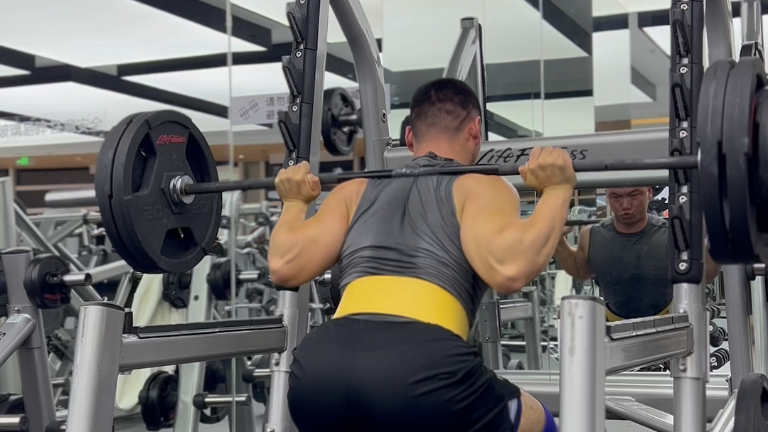 自由杠铃深蹲是真滴爽歪歪!