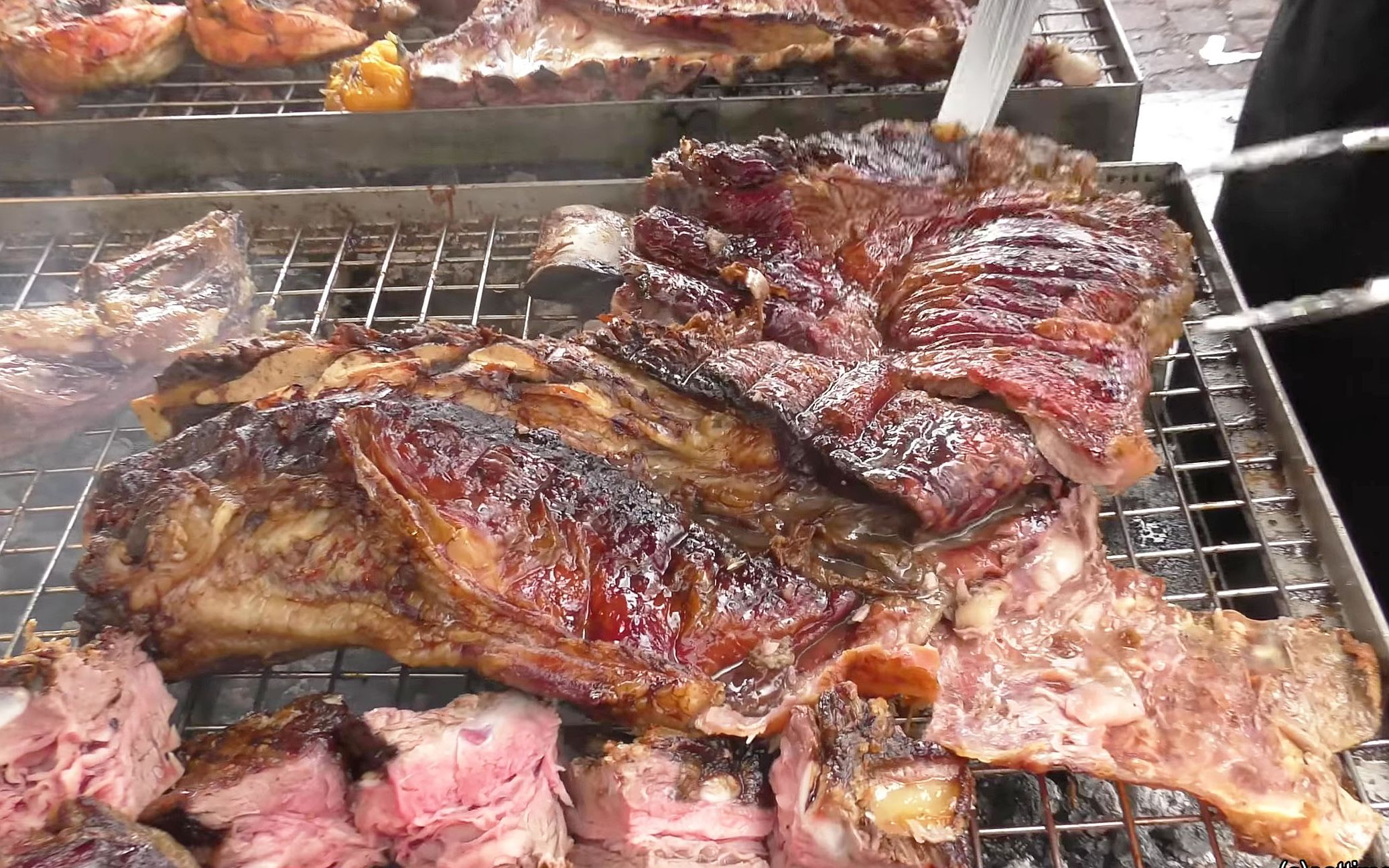 街头美食 / 意大利戈里齐亚市场的阿根廷烤大肉盛宴