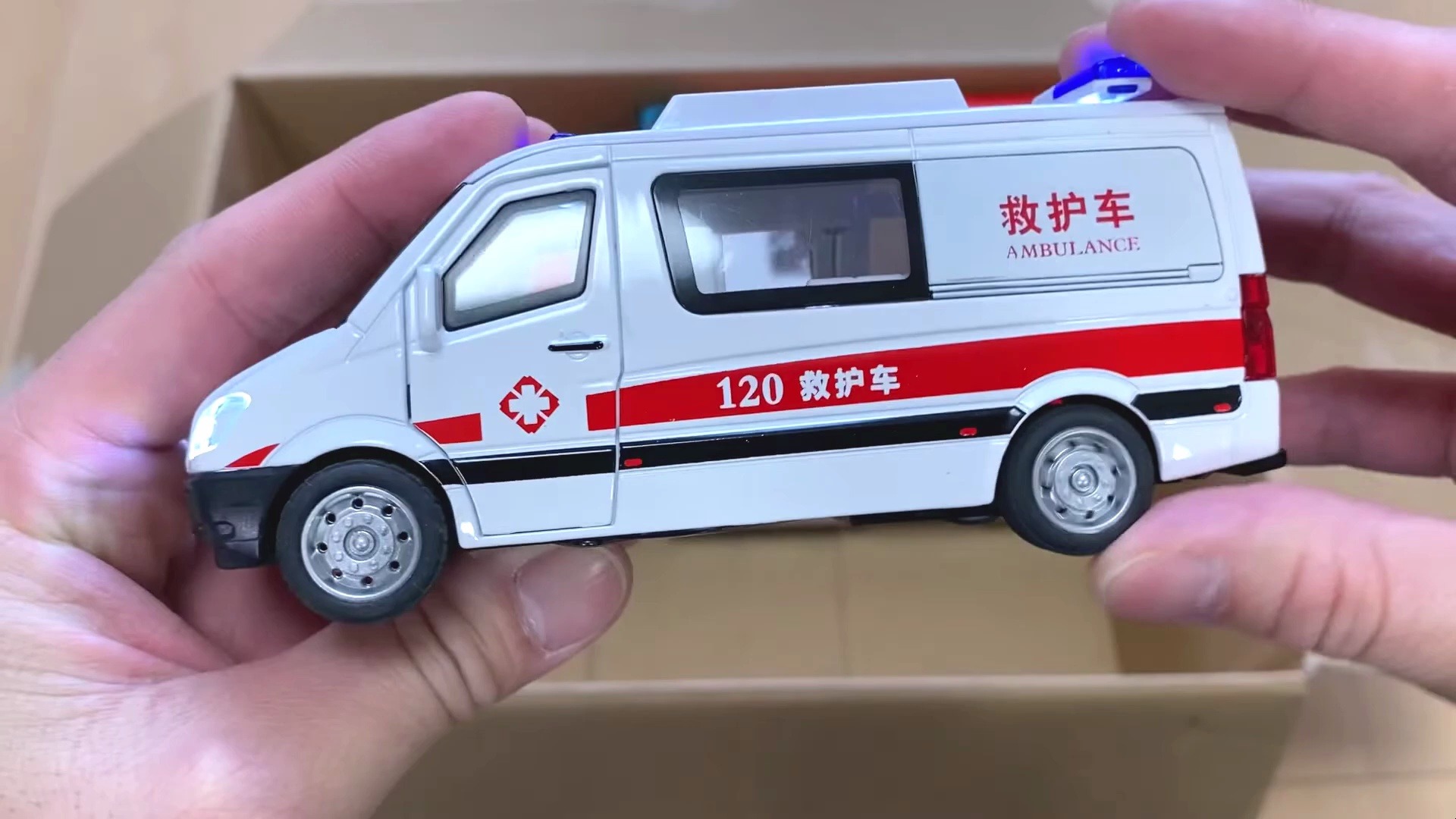 救护车微型车用警笛声缩小了一个绿色胶带坡道