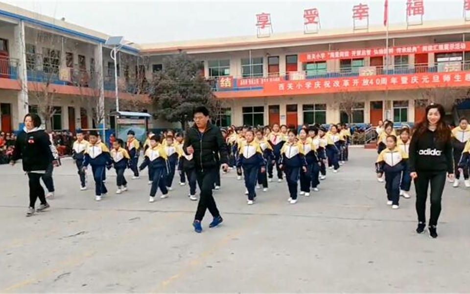 校长带全校学生跳鬼步舞走红抖音!网友:被抖音“带坏”的校长!哔哩哔哩bilibili