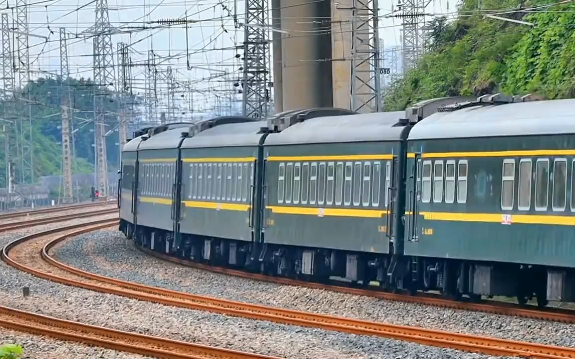 晚点的k1503次在歌乐山站停车等待动车组通过