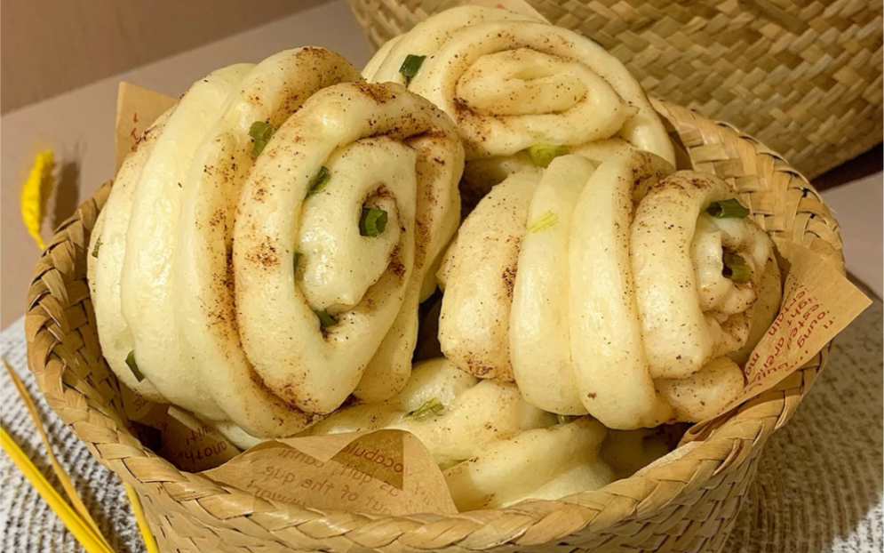 家人喜欢的#早餐 : 五香花卷 的做法,咸香美味,简单漂亮,温暖的早晨给