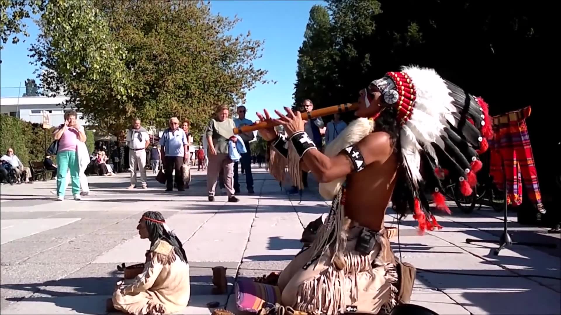 [图]Alexandro Querevalú街头深情演奏The Last of the Mohicans最后的莫希干人