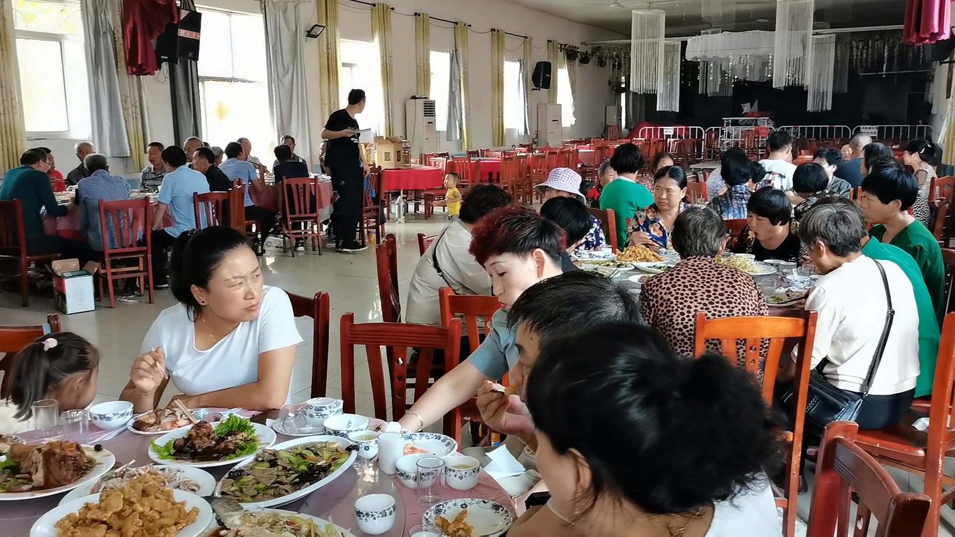 农村饭店吃饭,一桌13道菜,680元,有鱼有肉荤素搭配,看值不值