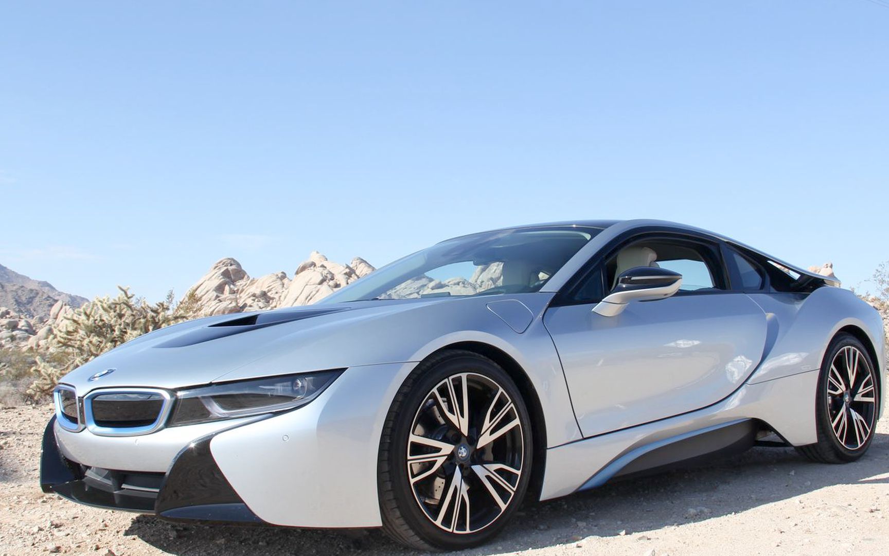 宝马黑科技都用这了,看看如何驾驶油电混合动力跑车宝马i8!