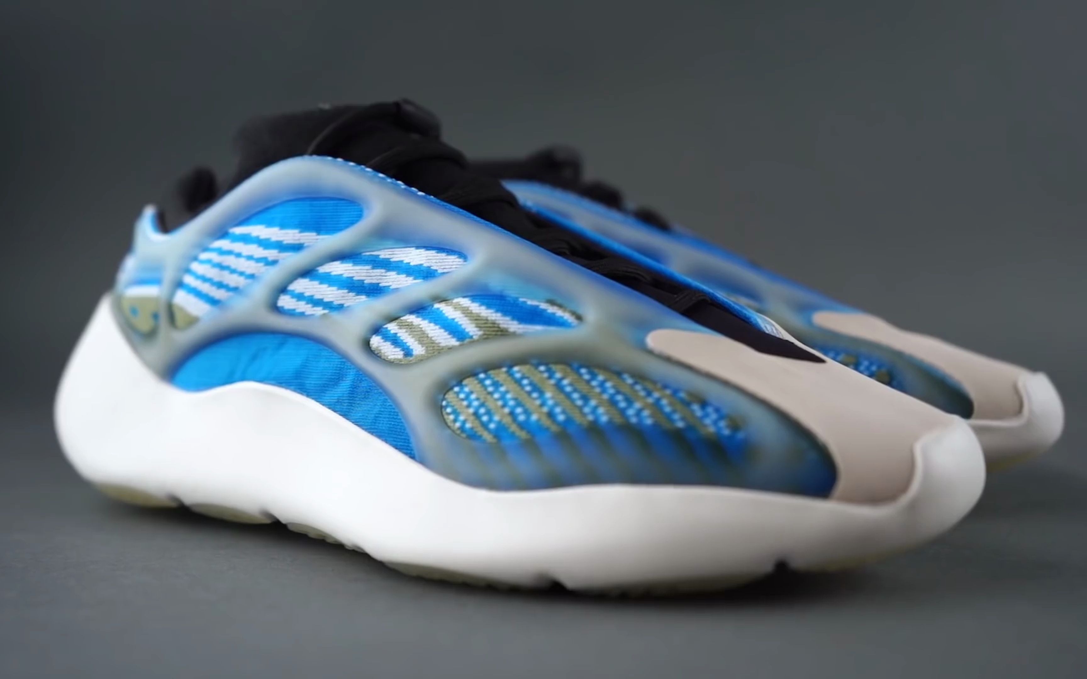 adidas yeezy 700 v3 "arzareth" 极光 细节实拍
