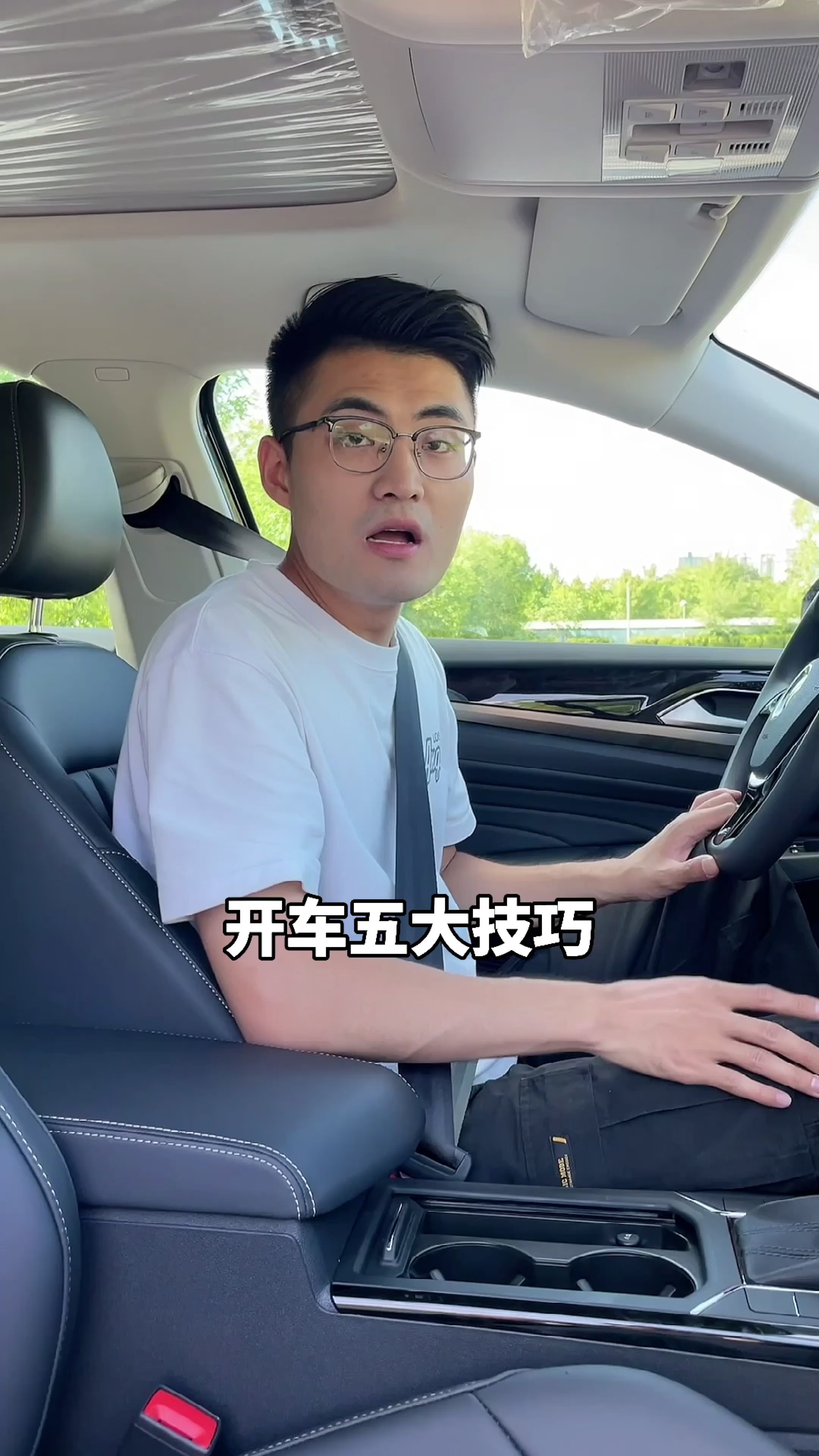年轻男子开车-蓝牛仔影像-中国原创广告影像素材