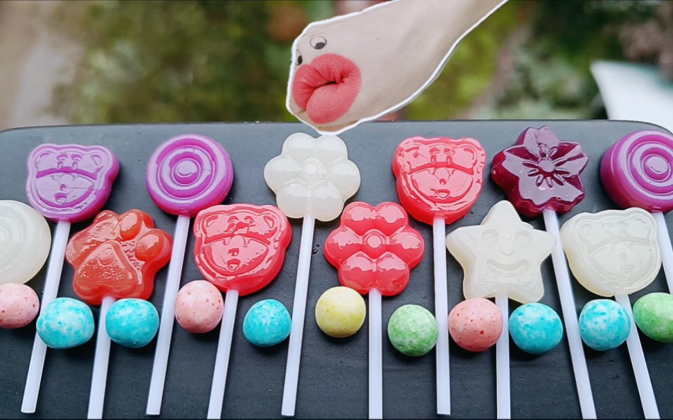 趣味零食,今天吃各种形状的乳酸菌棒棒糖,红色更好吃