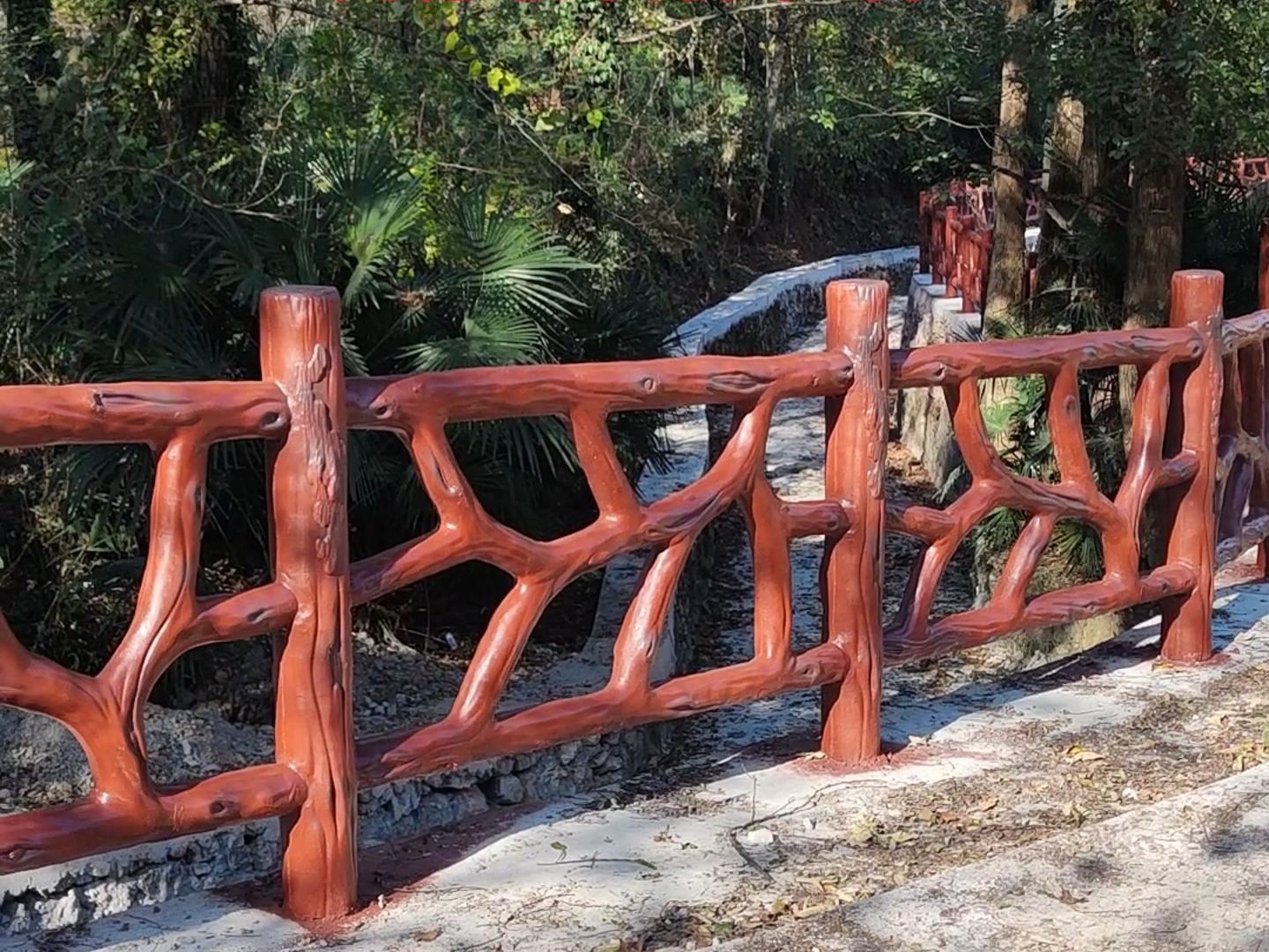 谁不想拥有生态感的异形仿树藤栏杆呢?水泥仿藤条护栏安装超简单