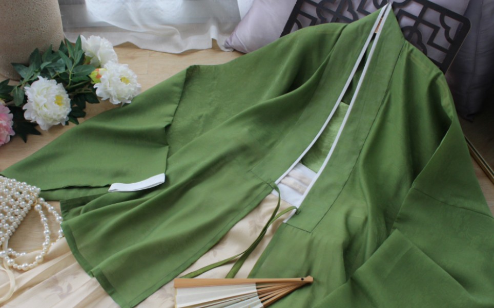 可是这件汉服,她是超美的绿色诶!