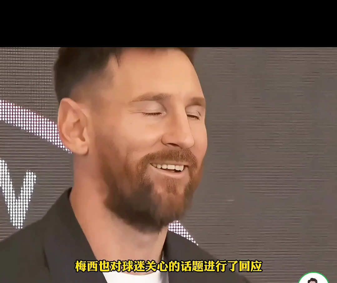 双手指天的黄金庆祝奖杯!梅西领取马卡特别奖笑得很开心!